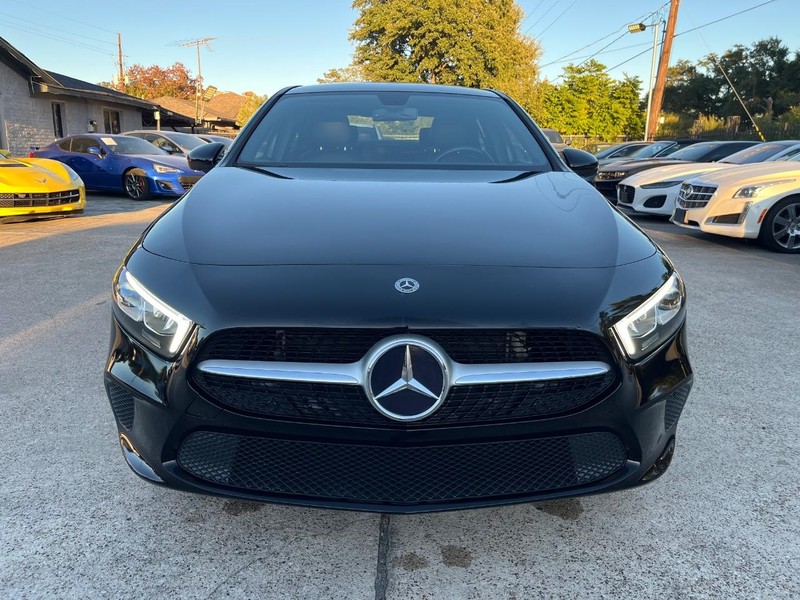 Mercedes-Benz A 220 Vehicle Full-screen Gallery Image 02