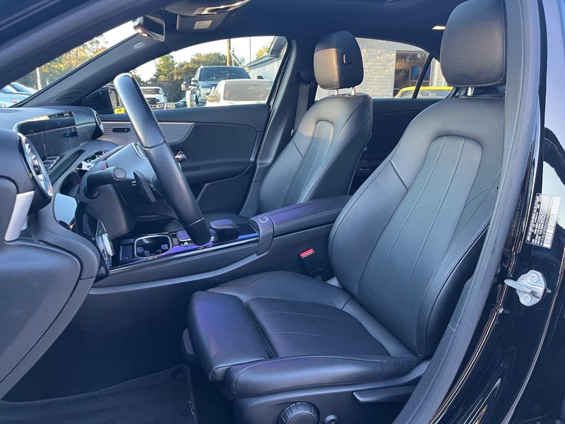 Mercedes-Benz A 220 Vehicle Full-screen Gallery Image 11