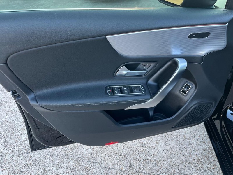 Mercedes-Benz A 220 Vehicle Full-screen Gallery Image 12