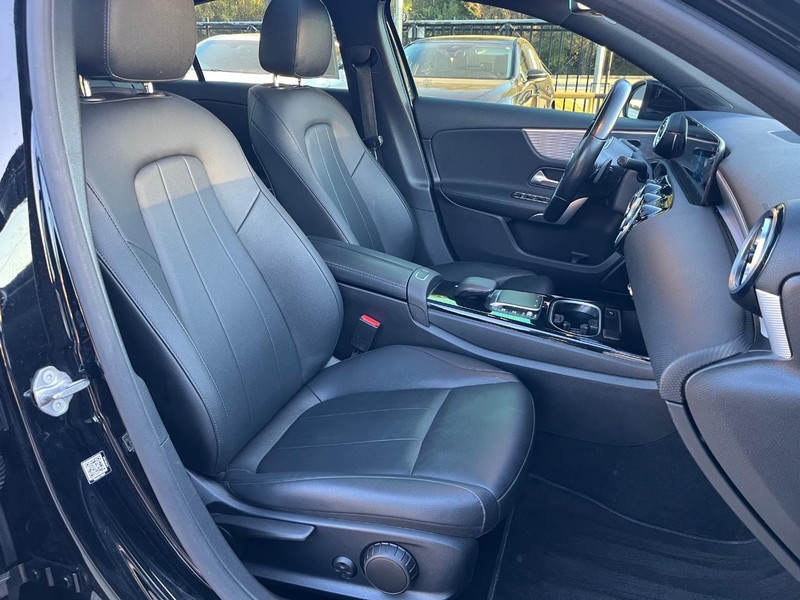 Mercedes-Benz A 220 Vehicle Full-screen Gallery Image 14