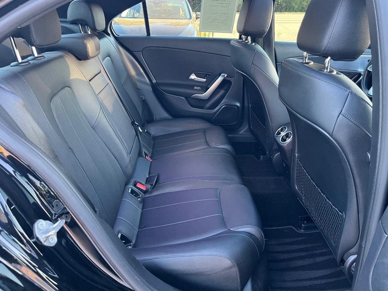 Mercedes-Benz A 220 Vehicle Full-screen Gallery Image 16