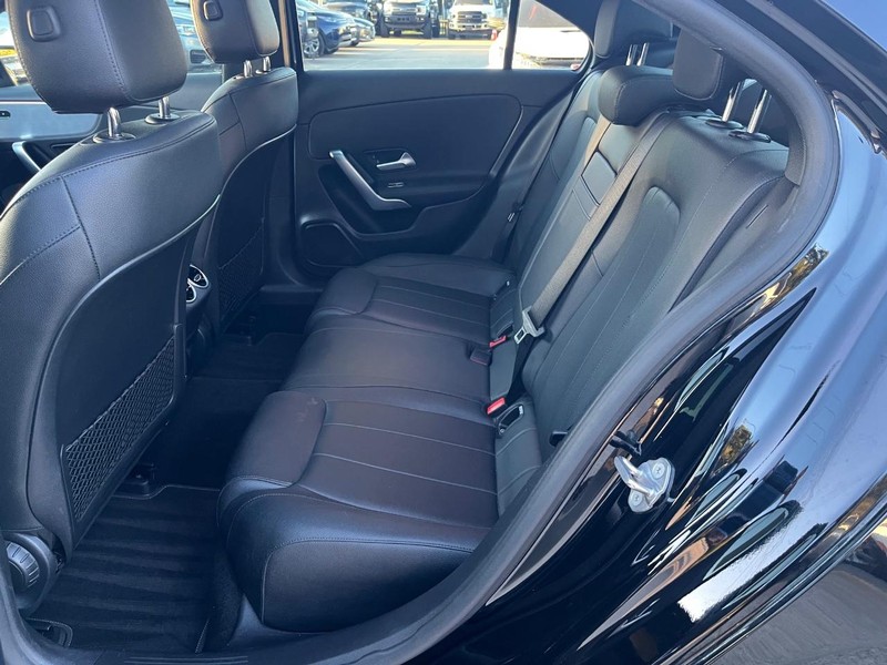 Mercedes-Benz A 220 Vehicle Full-screen Gallery Image 17