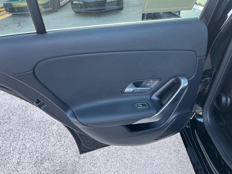 Mercedes-Benz A 220 Vehicle Full-screen Gallery Image 18