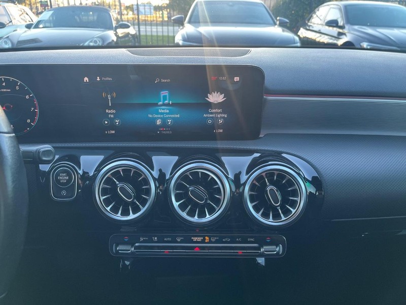 Mercedes-Benz A 220 Vehicle Full-screen Gallery Image 21