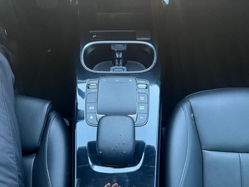 Mercedes-Benz A 220 Vehicle Full-screen Gallery Image 24