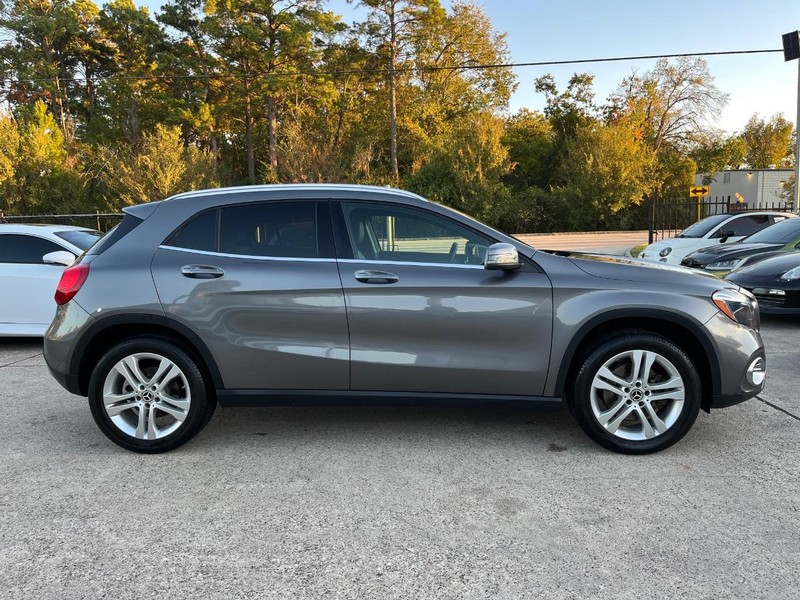 Mercedes-Benz GLA 250 Vehicle Full-screen Gallery Image 05