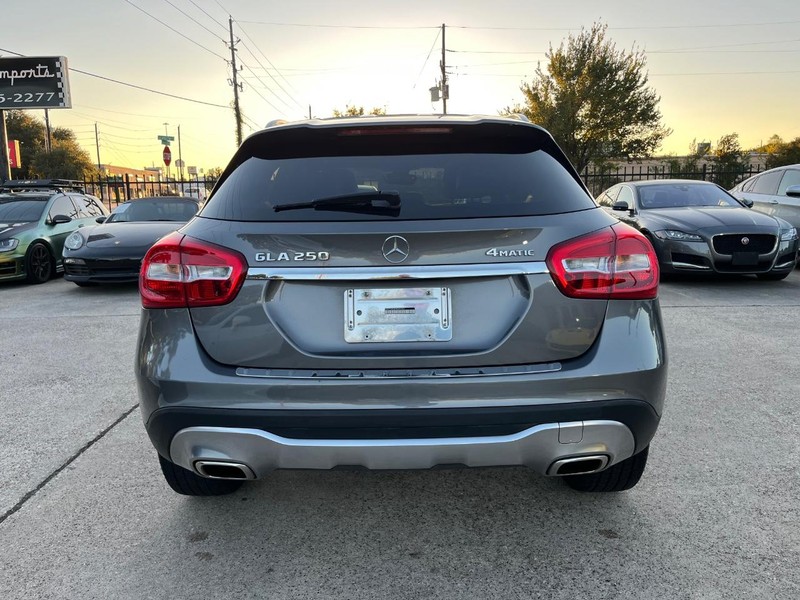 Mercedes-Benz GLA 250 Vehicle Full-screen Gallery Image 07