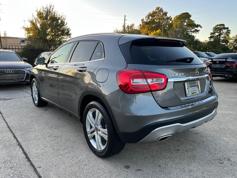 Mercedes-Benz GLA 250 Vehicle Full-screen Gallery Image 08