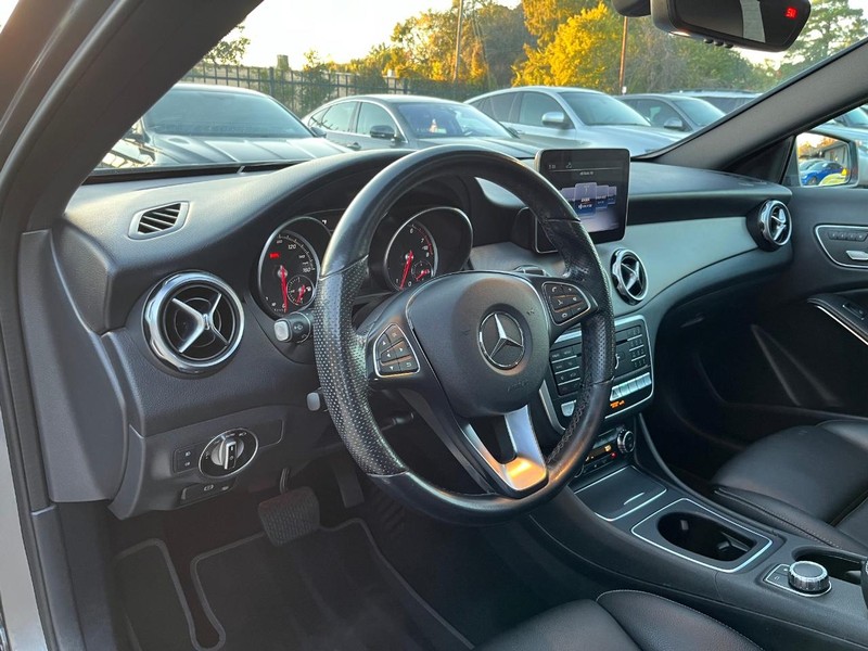 Mercedes-Benz GLA 250 Vehicle Full-screen Gallery Image 10