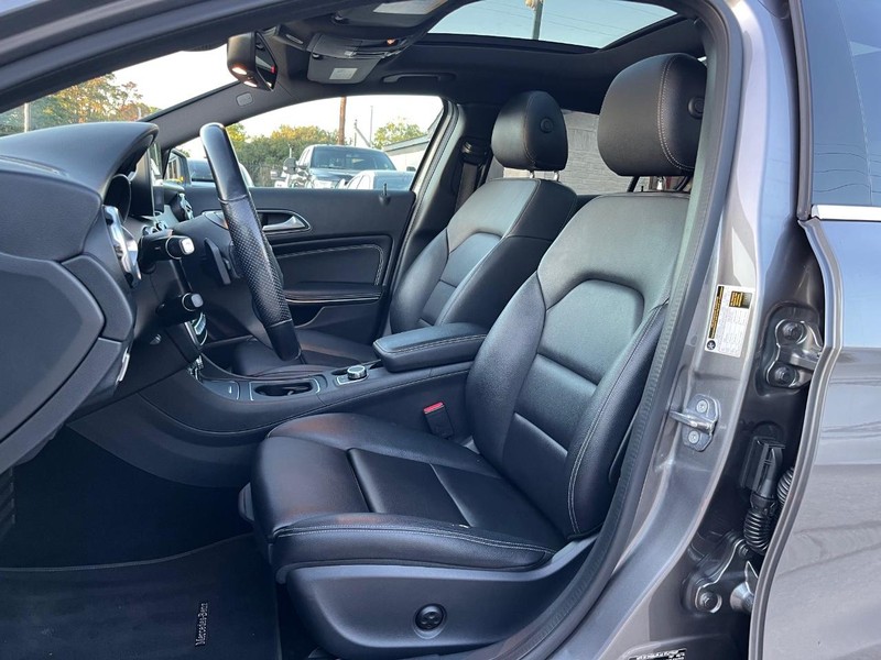 Mercedes-Benz GLA 250 Vehicle Full-screen Gallery Image 11