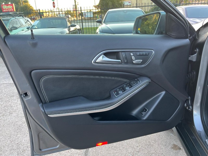 Mercedes-Benz GLA 250 Vehicle Full-screen Gallery Image 12