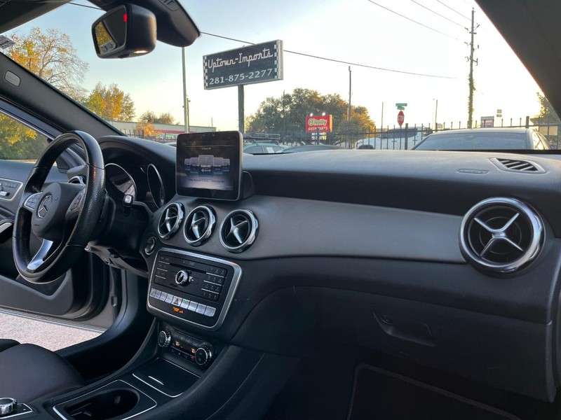 Mercedes-Benz GLA 250 Vehicle Full-screen Gallery Image 13