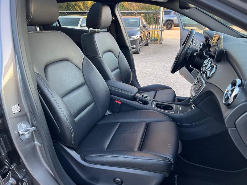 Mercedes-Benz GLA 250 Vehicle Full-screen Gallery Image 14