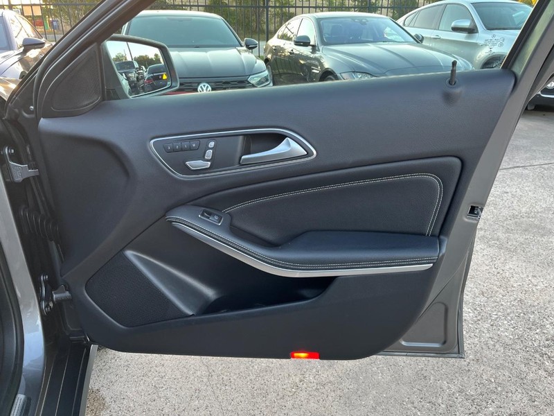 Mercedes-Benz GLA 250 Vehicle Full-screen Gallery Image 15