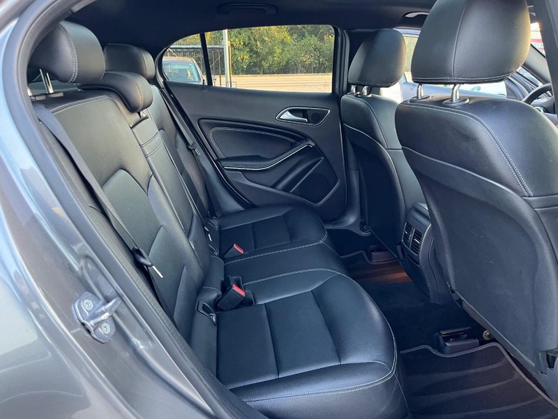 Mercedes-Benz GLA 250 Vehicle Full-screen Gallery Image 16