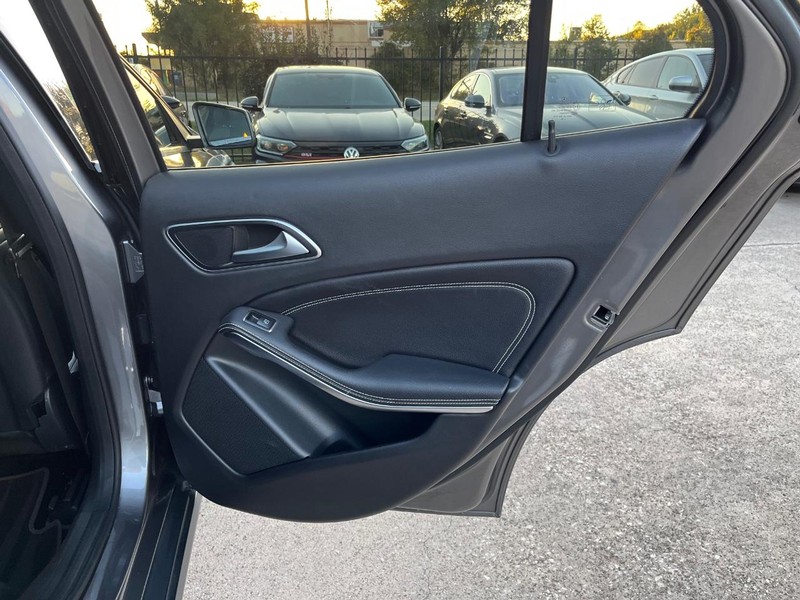 Mercedes-Benz GLA 250 Vehicle Full-screen Gallery Image 17