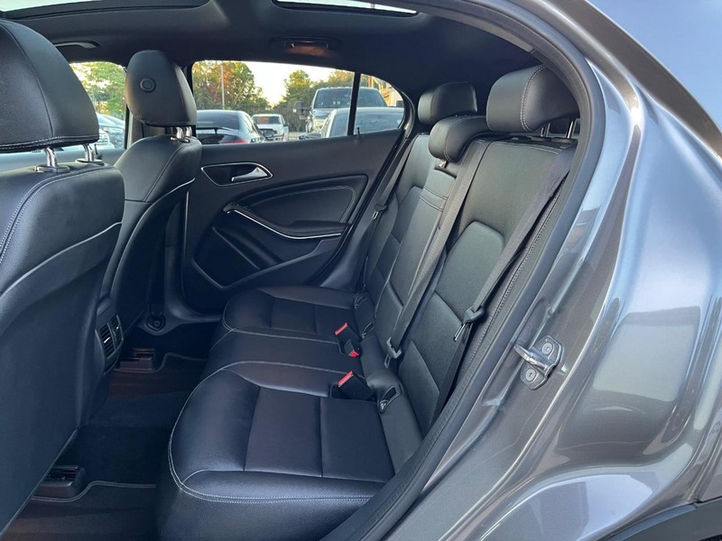 Mercedes-Benz GLA 250 Vehicle Full-screen Gallery Image 18