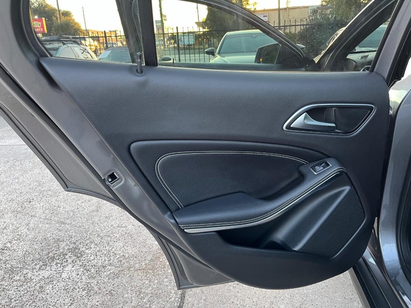 Mercedes-Benz GLA 250 Vehicle Full-screen Gallery Image 19