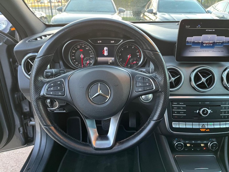 Mercedes-Benz GLA 250 Vehicle Full-screen Gallery Image 20