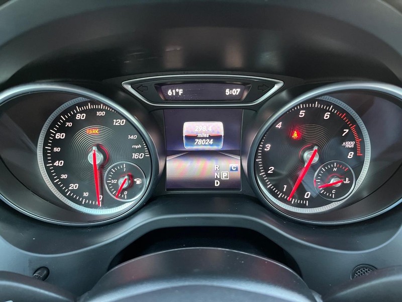 Mercedes-Benz GLA 250 Vehicle Full-screen Gallery Image 21