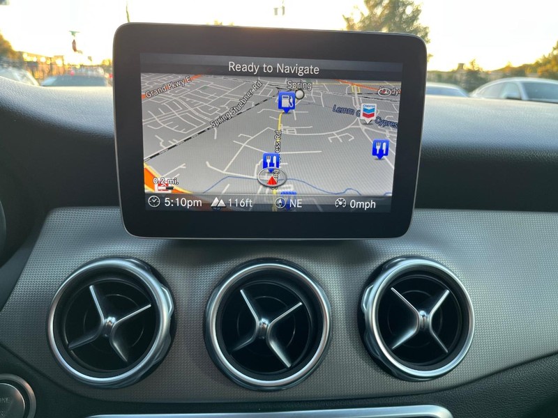 Mercedes-Benz GLA 250 Vehicle Full-screen Gallery Image 22