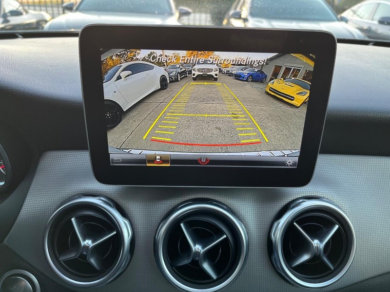 Mercedes-Benz GLA 250 Vehicle Full-screen Gallery Image 23