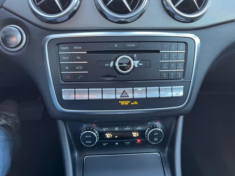 Mercedes-Benz GLA 250 Vehicle Full-screen Gallery Image 24