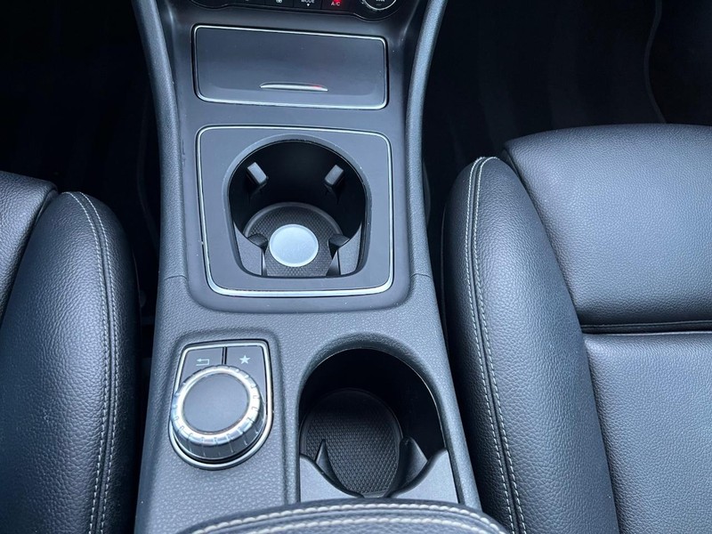 Mercedes-Benz GLA 250 Vehicle Full-screen Gallery Image 25