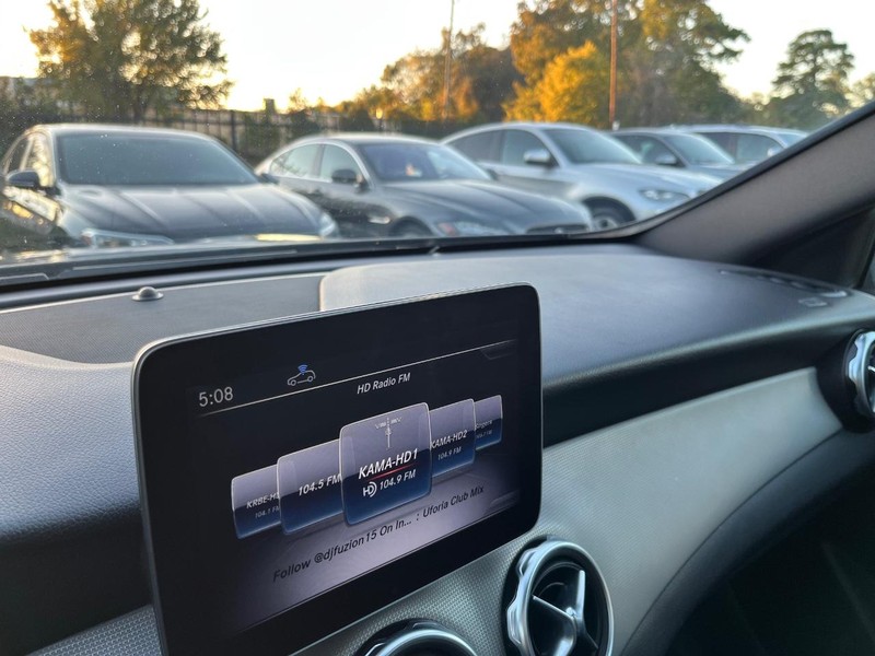 Mercedes-Benz GLA 250 Vehicle Full-screen Gallery Image 26