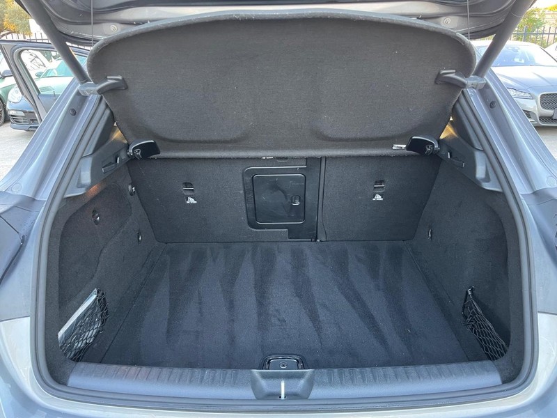 Mercedes-Benz GLA 250 Vehicle Full-screen Gallery Image 28