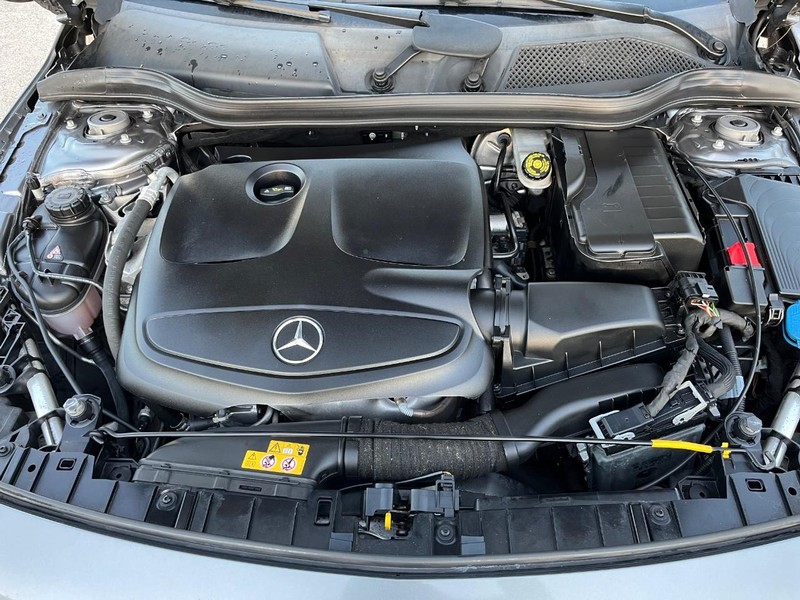 Mercedes-Benz GLA 250 Vehicle Full-screen Gallery Image 30