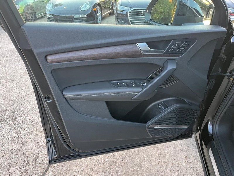 Audi Q5 Vehicle Full-screen Gallery Image 12