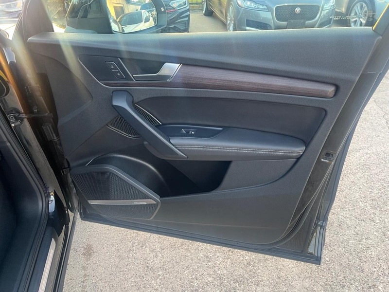 Audi Q5 Vehicle Full-screen Gallery Image 15