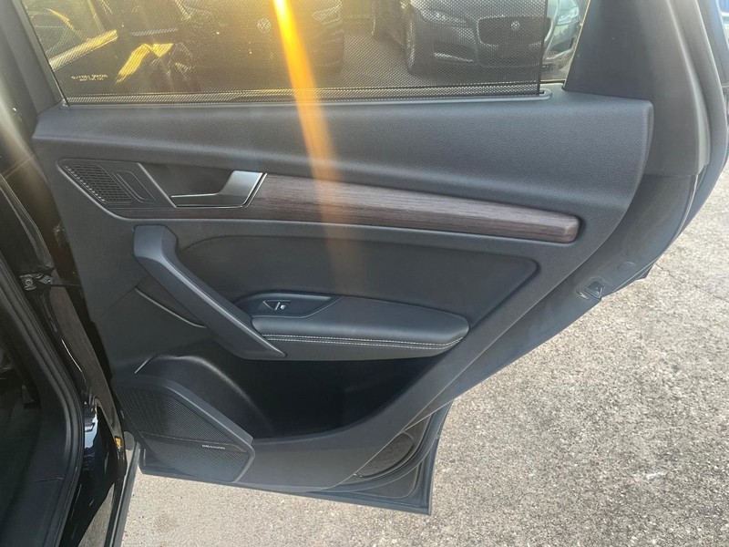 Audi Q5 Vehicle Full-screen Gallery Image 17