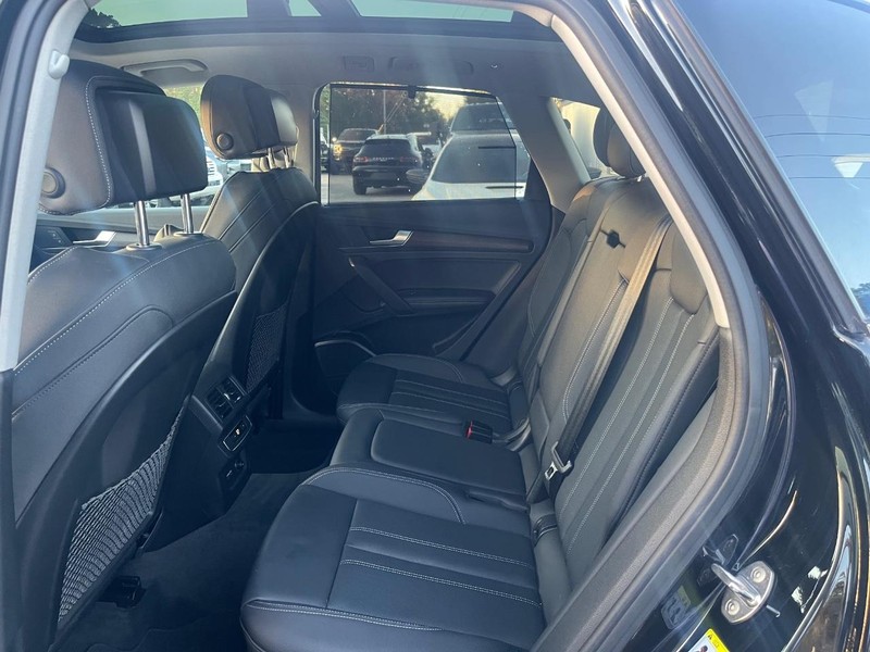 Audi Q5 Vehicle Full-screen Gallery Image 18