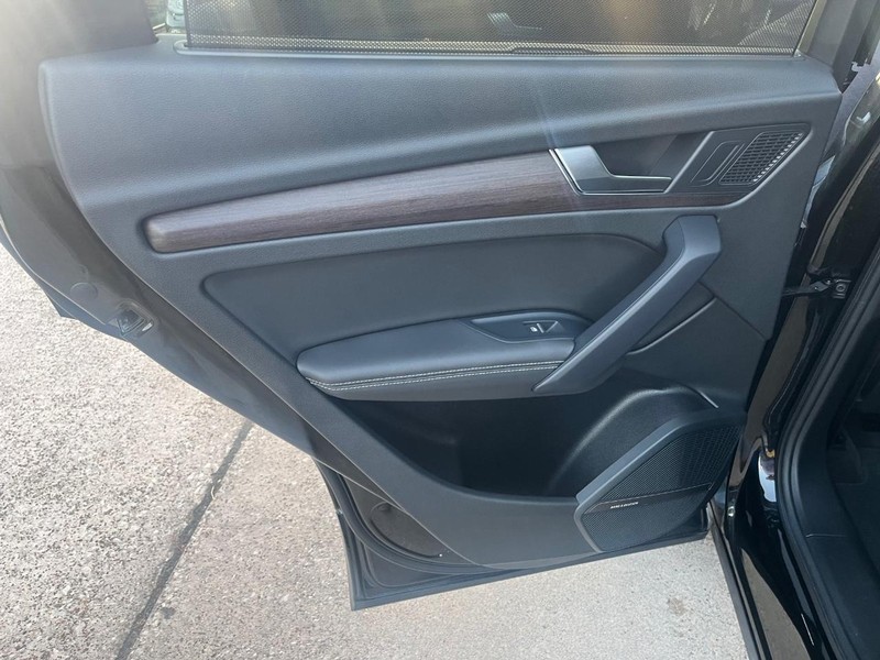 Audi Q5 Vehicle Full-screen Gallery Image 19