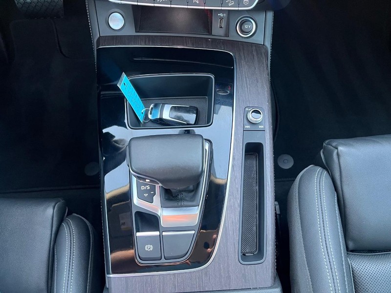 Audi Q5 Vehicle Full-screen Gallery Image 25