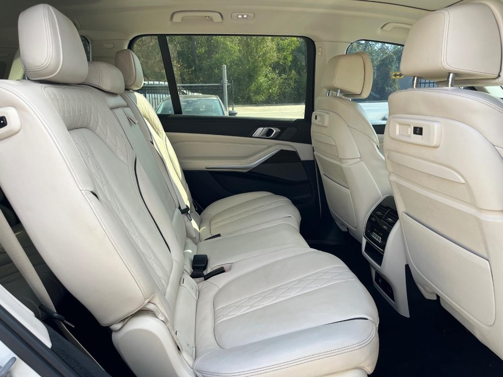 BMW X7 Vehicle Full-screen Gallery Image 16