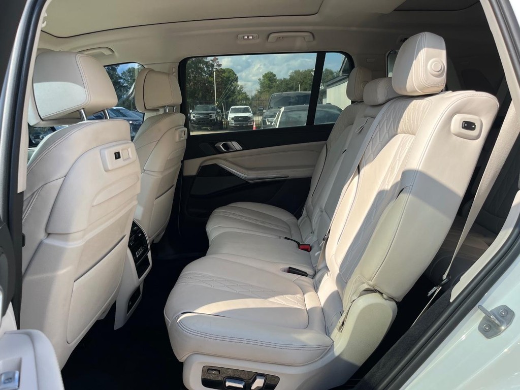 BMW X7 Vehicle Full-screen Gallery Image 18