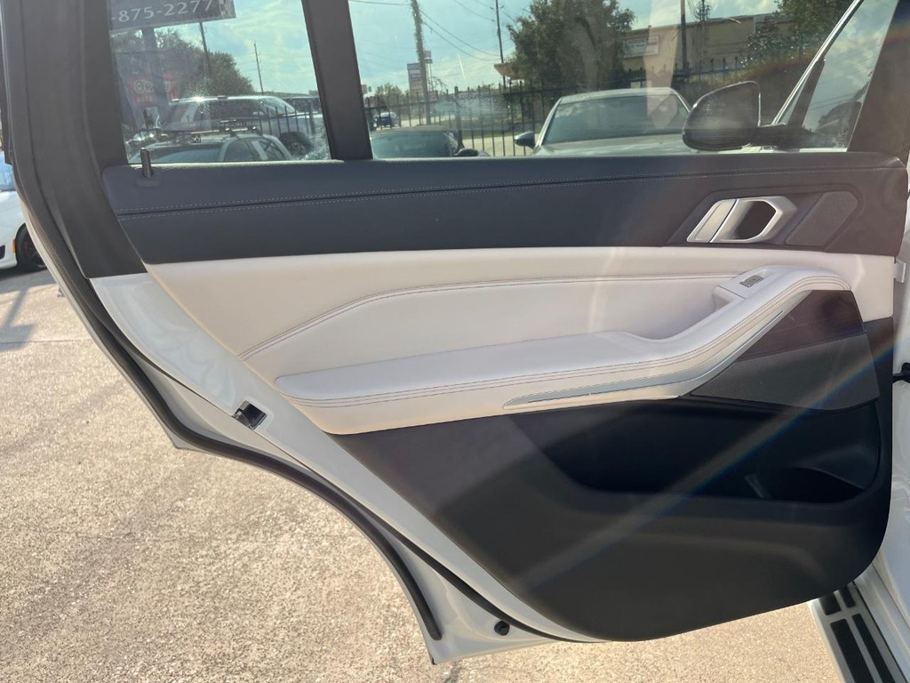 BMW X7 Vehicle Full-screen Gallery Image 19