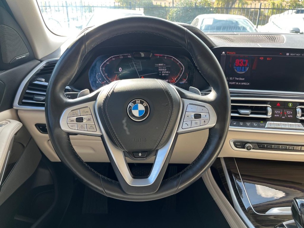 BMW X7 Vehicle Full-screen Gallery Image 21