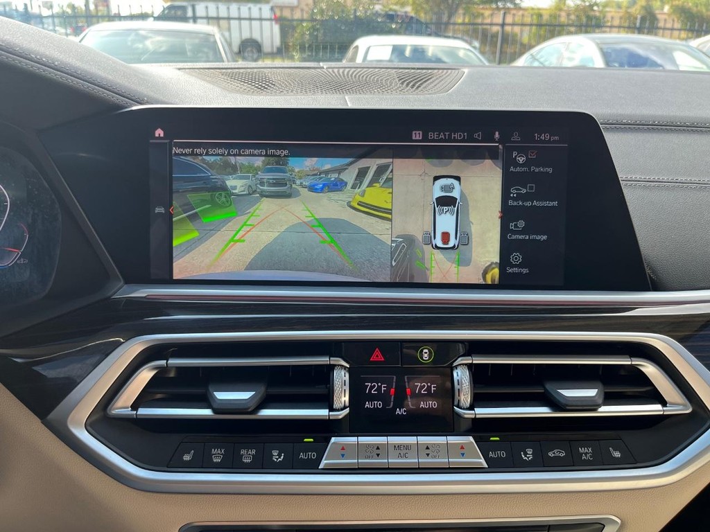 BMW X7 Vehicle Full-screen Gallery Image 24