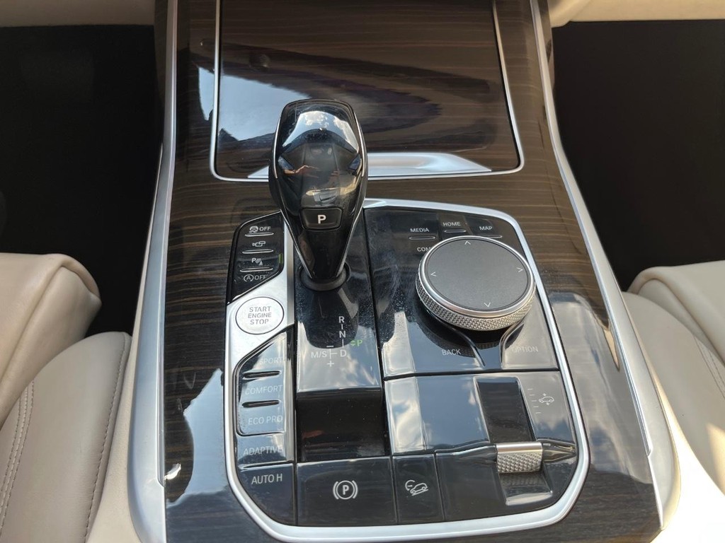 BMW X7 Vehicle Full-screen Gallery Image 25