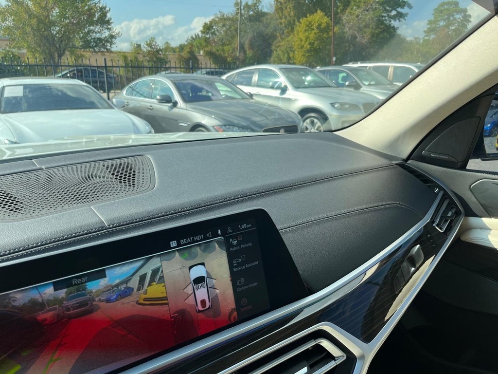 BMW X7 Vehicle Full-screen Gallery Image 27