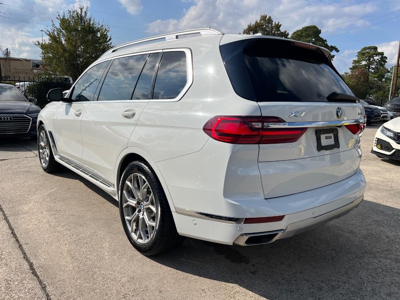 BMW X7 Vehicle Full-screen Gallery Image 08