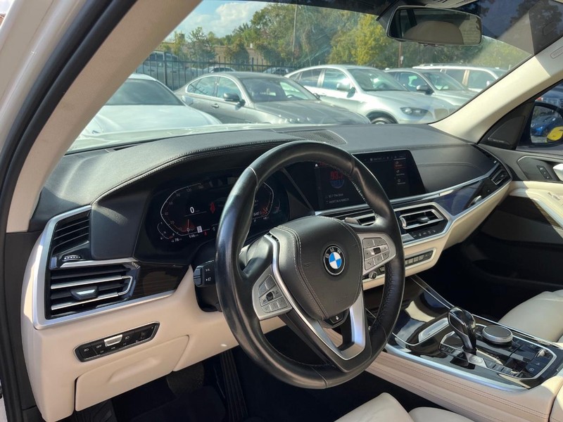 BMW X7 Vehicle Full-screen Gallery Image 10