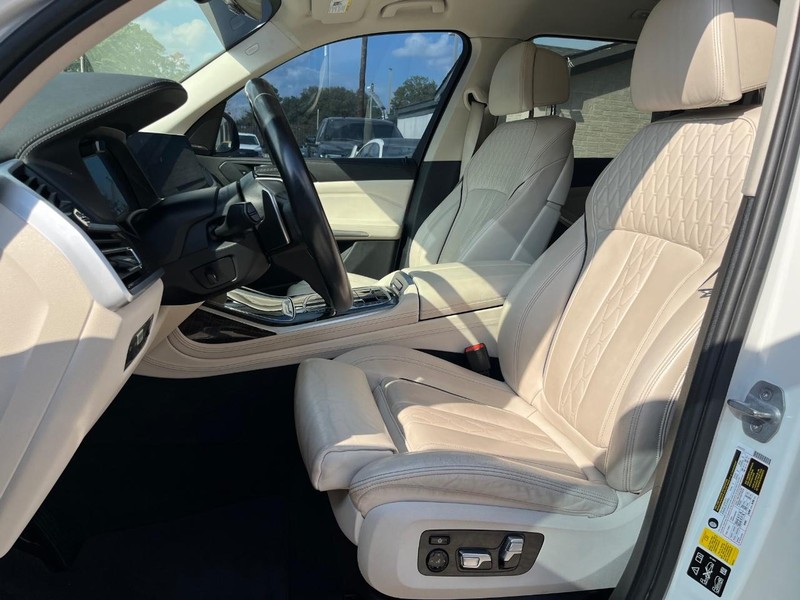 BMW X7 Vehicle Full-screen Gallery Image 11