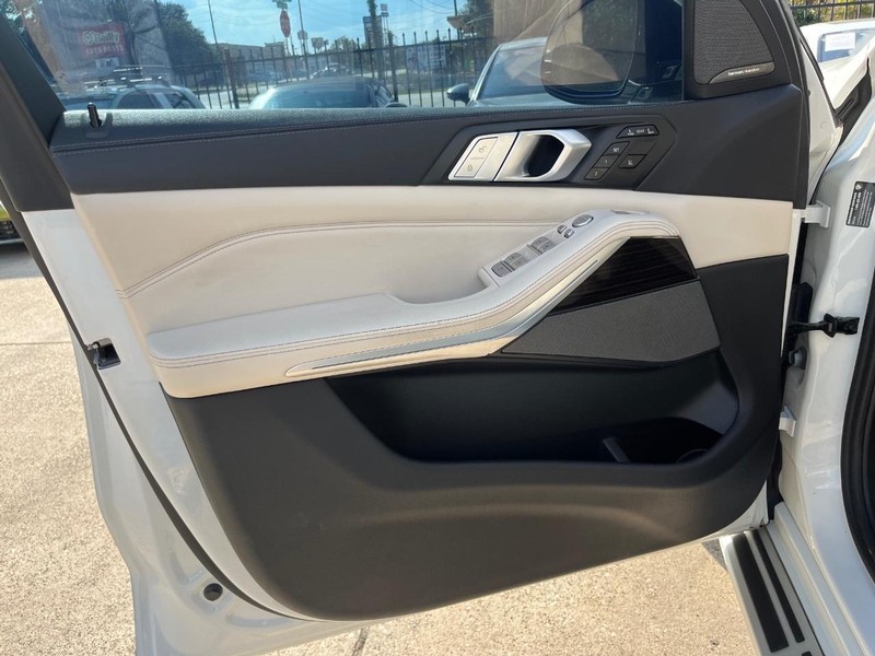 BMW X7 Vehicle Full-screen Gallery Image 12