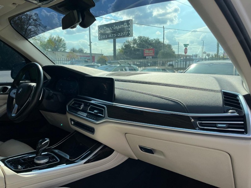 BMW X7 Vehicle Full-screen Gallery Image 13