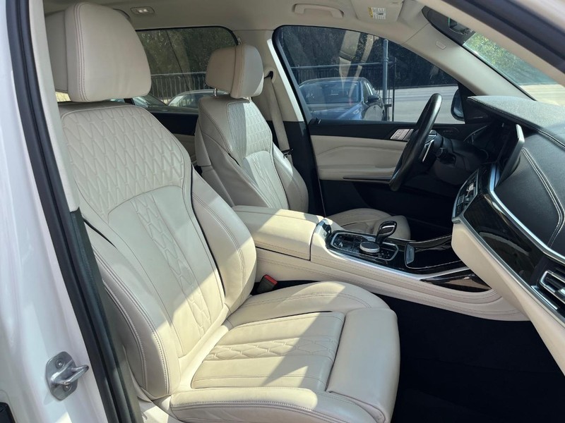 BMW X7 Vehicle Full-screen Gallery Image 14